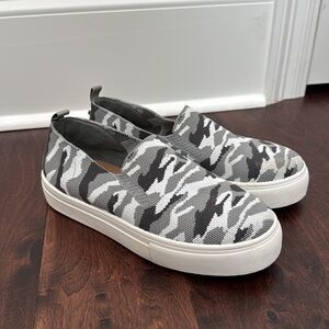 Steve Madden Gray Camo Shoes Sneakers Maygee Slip-on Fashion Preppy, size 8